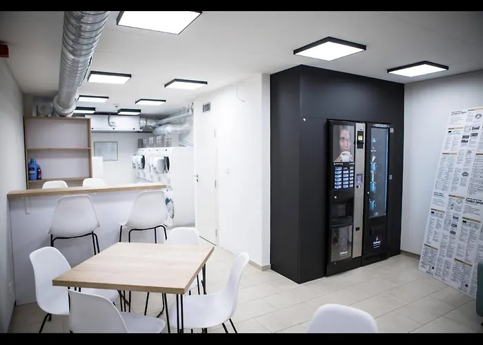 Elegant, Bright Spacious In Center *