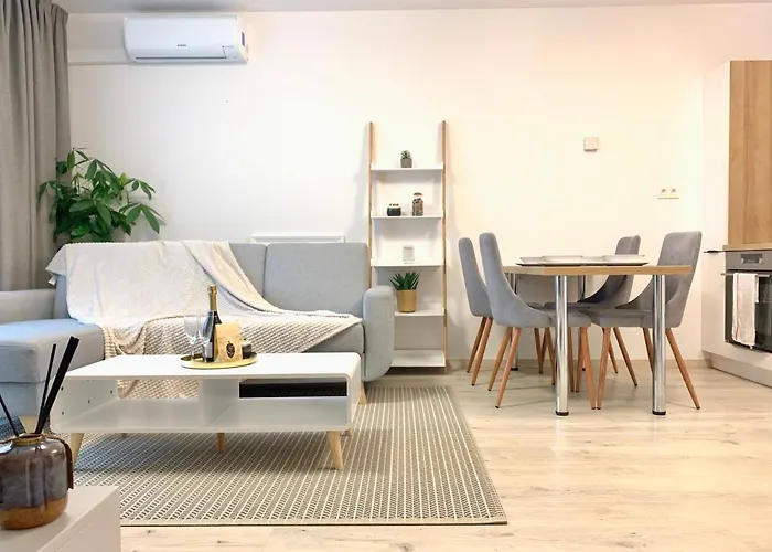 Elegant, Bright Spacious In Center *