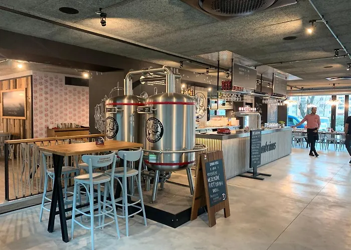 Апартаменти Elegant, Bright Spacious In Center